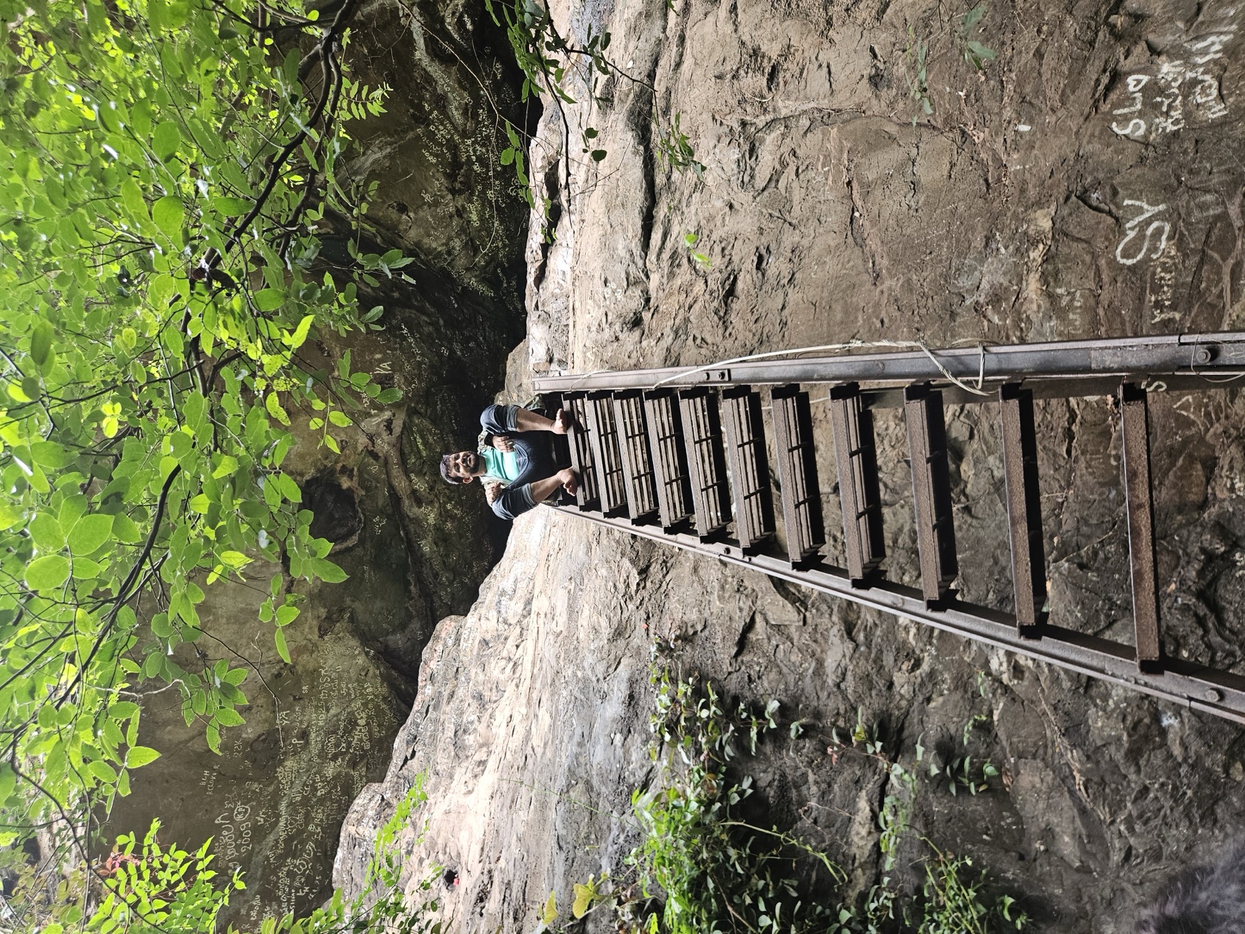 Akala Gavi Caves Hike